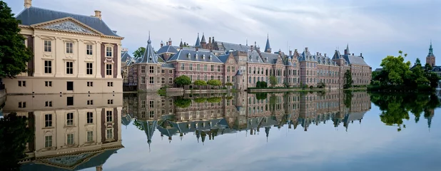 Foto op Canvas Binnenhof met torentje en vijfer © EZeemering