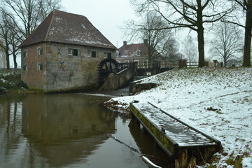 de romantische watermolen van Mallum