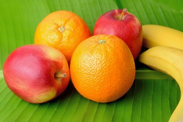 Frutta su foglia di albero di banane