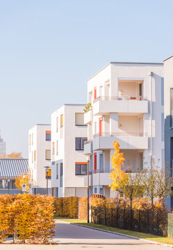 Moderner Wohnblock im Sp&auml;therbst