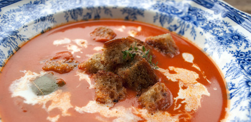 Frische Tomatensuppe mit knusprigen Croutons