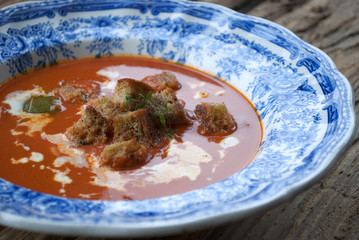 Frische Tomatensuppe mit knusprigen Croutons