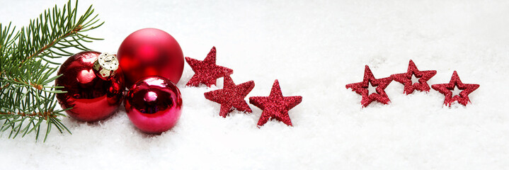 Christmas background - rote Weihnachtskugeln, rote Sterne, Schnee, Tannenzweig, Panorama...