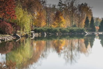 Фрагмент  озера в осеннем парке © ais60