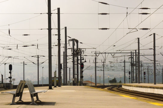 Catenaria y banco en Porto Campanh&aacute;