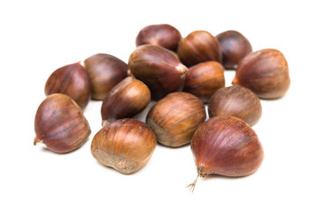 Obraz premium Mucchio di castagne su fondo bianco