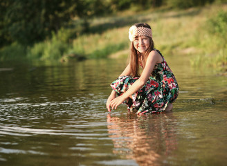 Девочка летним днем на речке