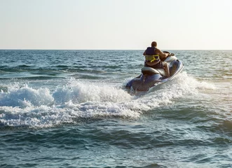 Fototapete Wasser Motorsport Silhouette des Mannes auf Jetski auf See