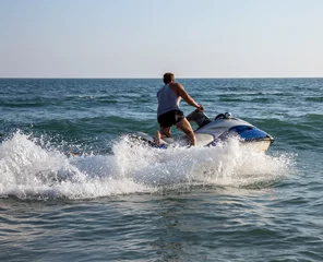 Photo sur Plexiglas Sports nautique Silhouette d& 39 homme sur jetski en mer