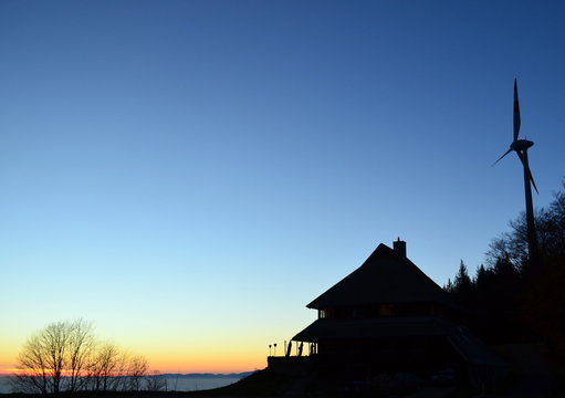 Silhouette Schwarzwaldhaus und Windrad