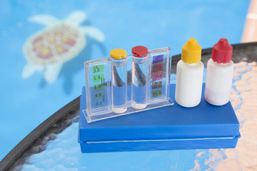 Equipo medidor del PH y cloro de piscina.