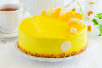 Honey cake mousse with a smooth glaze.