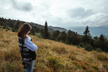 Naklejka premium beautiful happy stylish traveling girl in the mountains on a ba