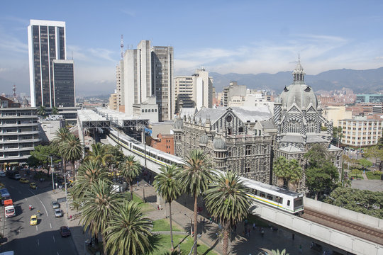 Medell&iacute;n, Colombia 28 de julio de 2015. Metro de transporte p&uacute;blico en la ciudad.