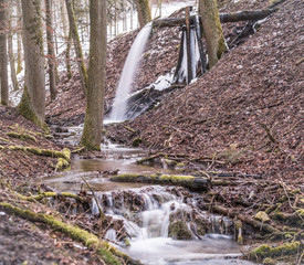 Vereister Wasserfall im Wald, Fränkische Schweiz