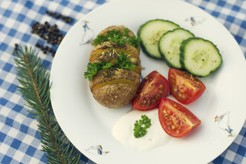 a baked popatoe with vegetables
