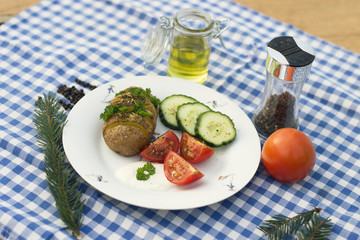 a baked popatoe with vegetables