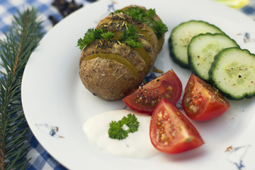 a baked popatoe with vegetables