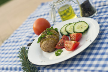 a baked popatoe with vegetables