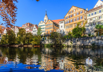 Fototapeta na wymiar Tübingen (Deutschland) typische Stadtansicht mit Neckar