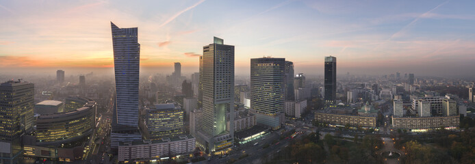 Naklejka premium Panorama miasta Warszawy podczas zachodu słońca