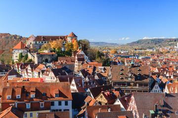Tübingen (Deutschland) typische Stadtansicht mit Schloss Hohentübingen
