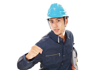 ガッツポーズの労働者