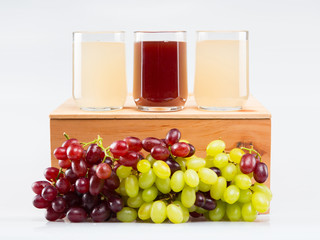Roter und weißer Sturm (neuer Wein) mit Weintrauben
