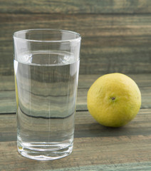 Vaso de agua y limón.