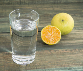 Vaso de agua y limón.