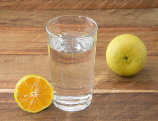 Vaso de agua y limón.