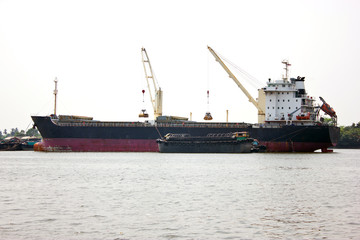 Naklejka premium Ship in the cargo port.