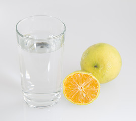 Vaso de agua y limón.