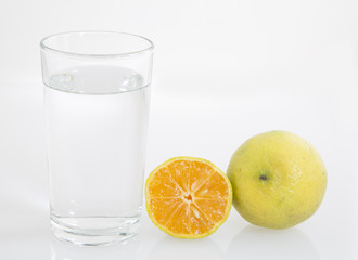 Vaso de agua y limón.