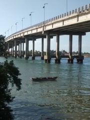 Ponte e barquinho no rio
