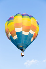 Obraz premium Hot air balloon with blue sky background