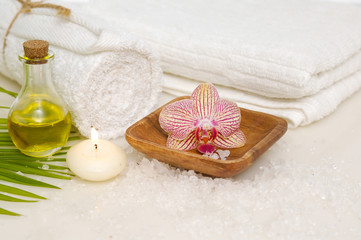 Obraz na płótnie Canvas bowl of orchid with salt and leaf , towel