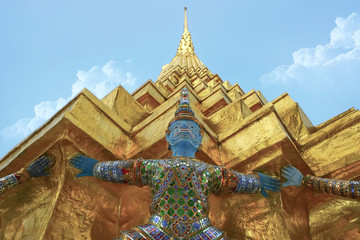 Fototapeta premium Giant/Giant statues carrying pagoda with blue sky background.