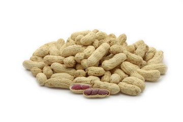 Peanuts/Peanuts isolated on white background.