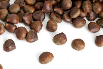 Castagne mature isolate su sfondo bianco