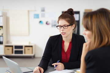 frauen im büro besprechen ein projekt