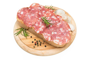 Pane e salame su fondo bianco 