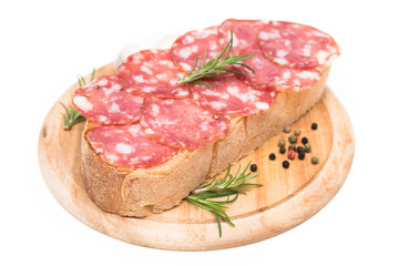Pane e salame su fondo bianco 