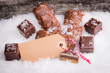 Schnnebedecktes leeres Hinweisschild mit Weihnachtsgebäck