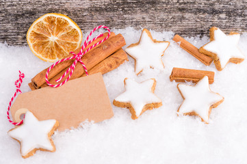 Leeres Hinweisschild mit Gebäck und weihnachtlichen Gewürzen
