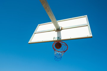 Pelota de baloncesto entrando por el aro de una canasta