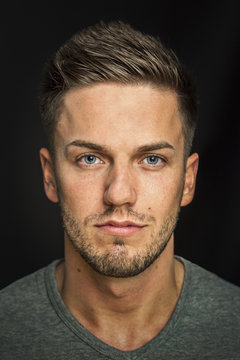 M&auml;nnergesicht mit blauen Augen und dreitage Bart