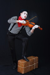 guy MIME playing the violin