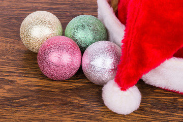 Новогодние игрушки и шапка на столе