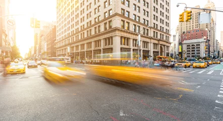 Fotobehang New York taxi Drukke wegkruising in Manhattan, New York, bij zonsondergang
